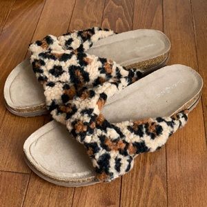 Treasure & Bond fuzzy leopard slide sandals